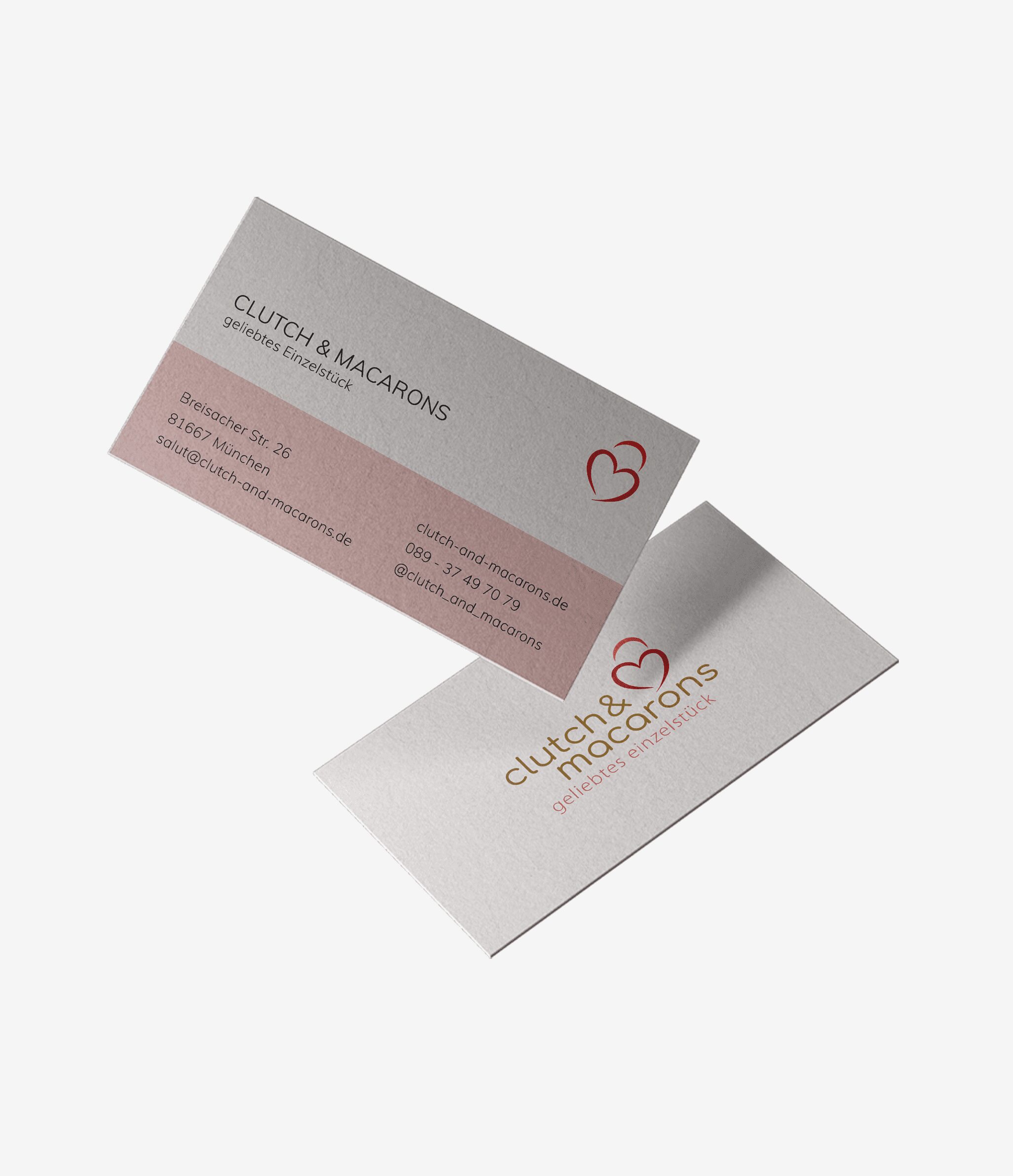 : Zwei Visitenkarten für Clutch & Macarons, elegant gestaltet mit Logo und Kontaktdaten. Perfekt für das Branding eines hochwertigen Secondhand-Onlineshops für Designerhandtaschen.