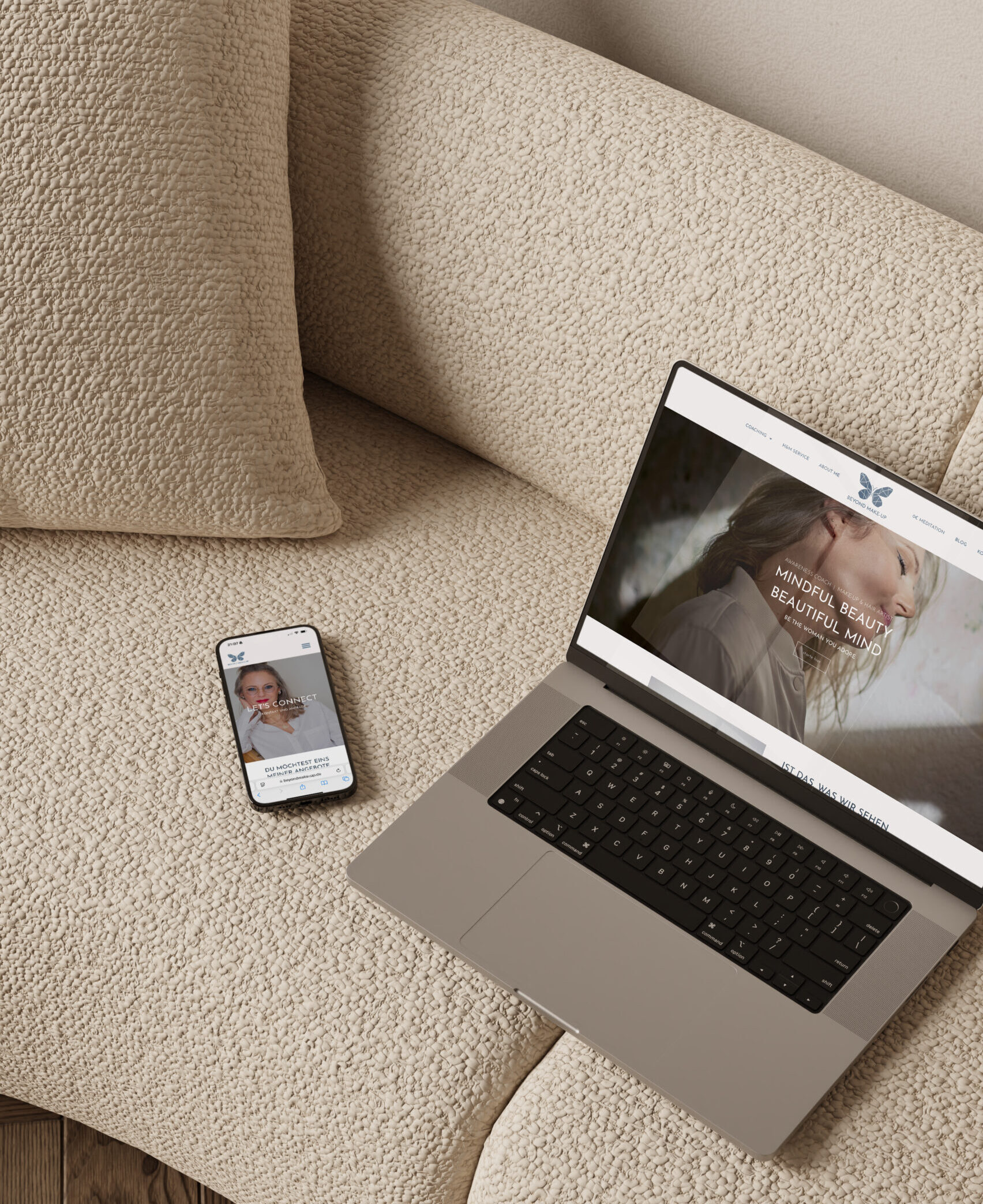 Laptop und Smartphone mit der Website von Beyond Make-Up, einer Marke für holistische Schönheit, Achtsamkeits-Coaching und inneres Wohlbefinden.