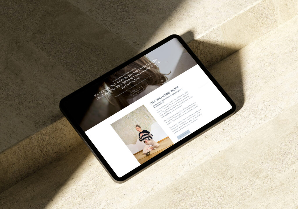 Tablet mit geöffneter Website von Beyond Make-Up, die Achtsamkeits-Coaching, ganzheitliche Schönheit und Mindful Beauty vermittelt. Das Bild zeigt Daniela Madaus bei einer Meditationsübung.