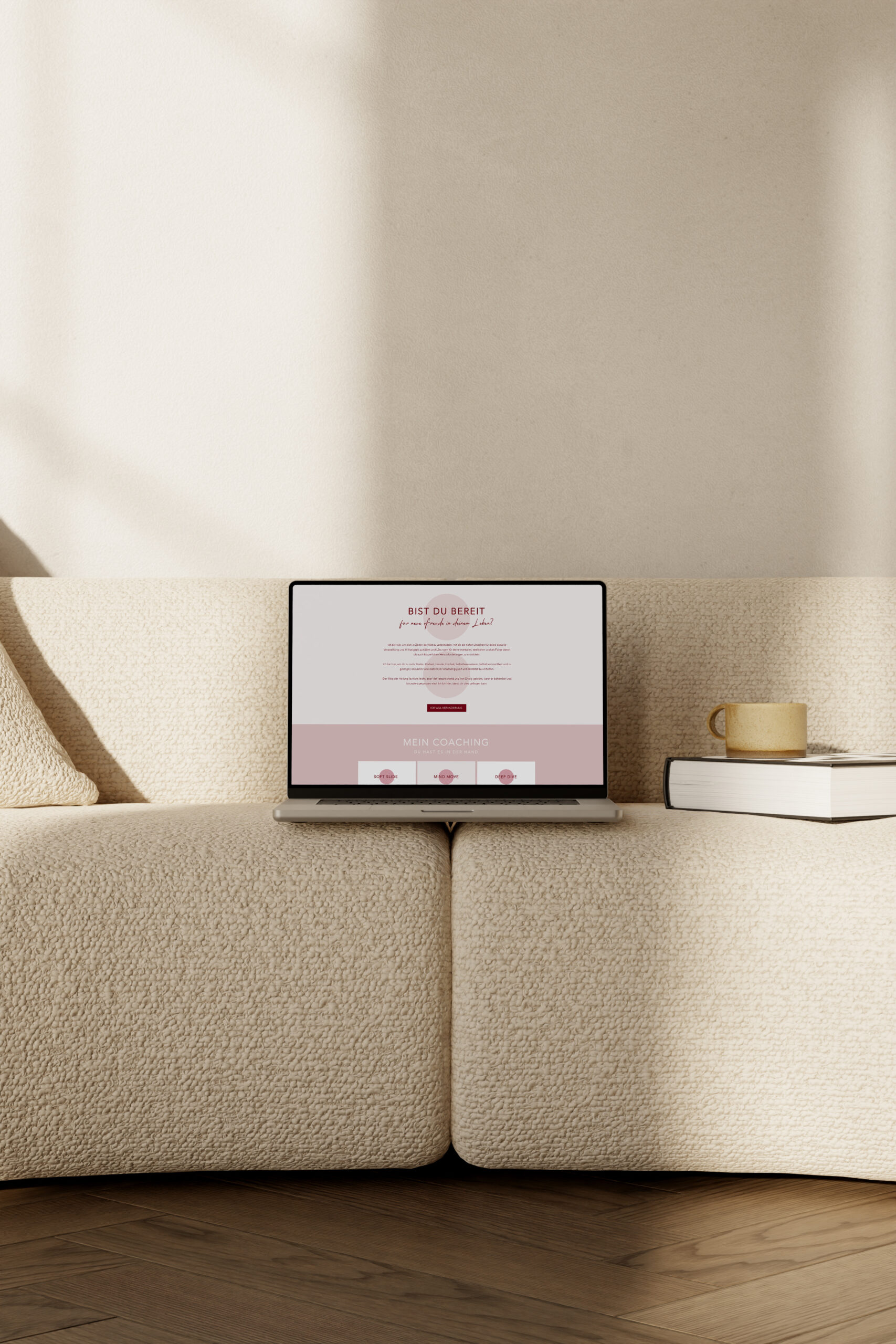 Mockup einer von Susanna Niklas | Sun Creations gestalteten Website für eine Coaching-Marke. Stilvolles, minimalistisches Webdesign mit warmen Farben und harmonischer Ästhetik.