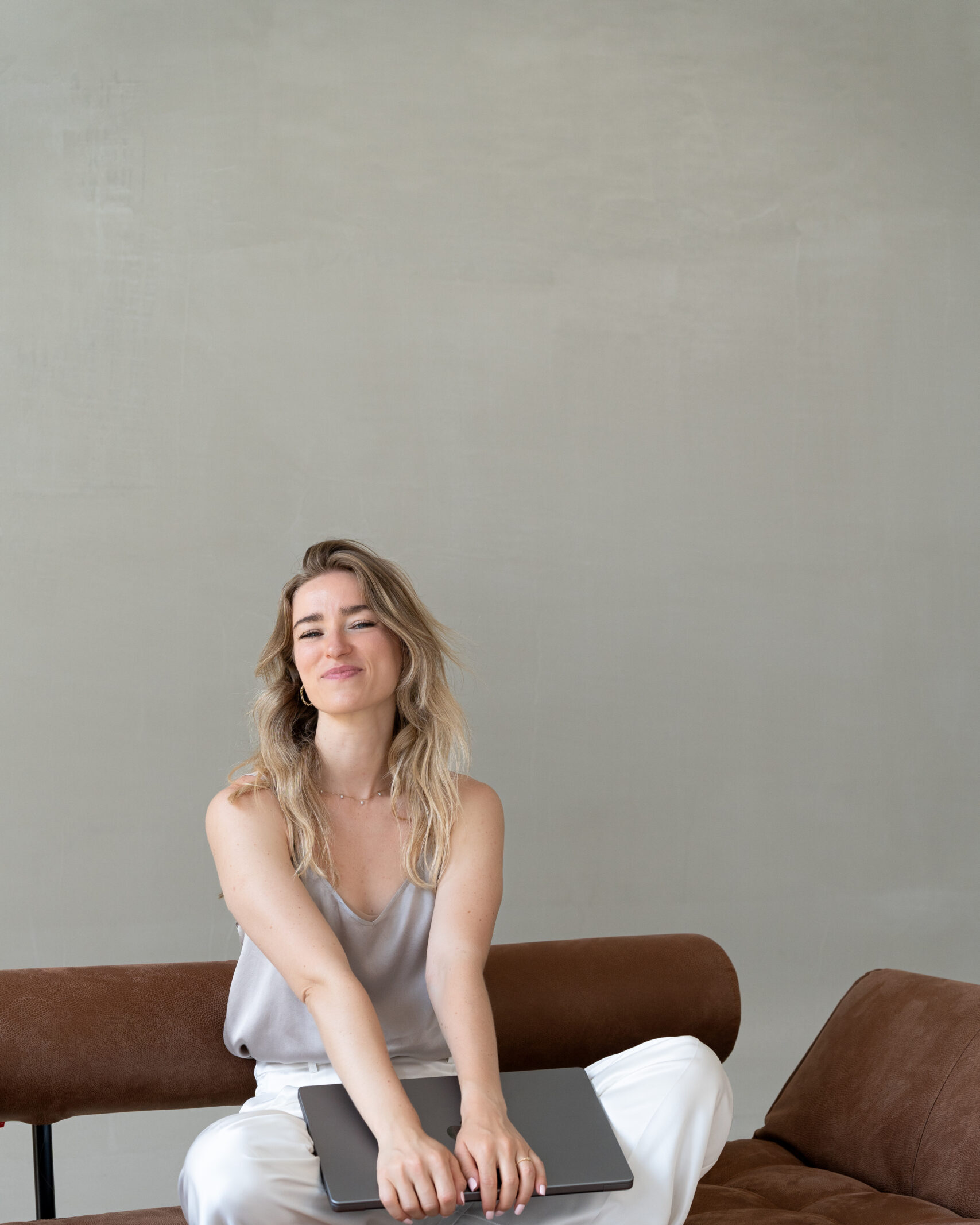 Susanna Niklas Couch Laptop 01 e1769184537121