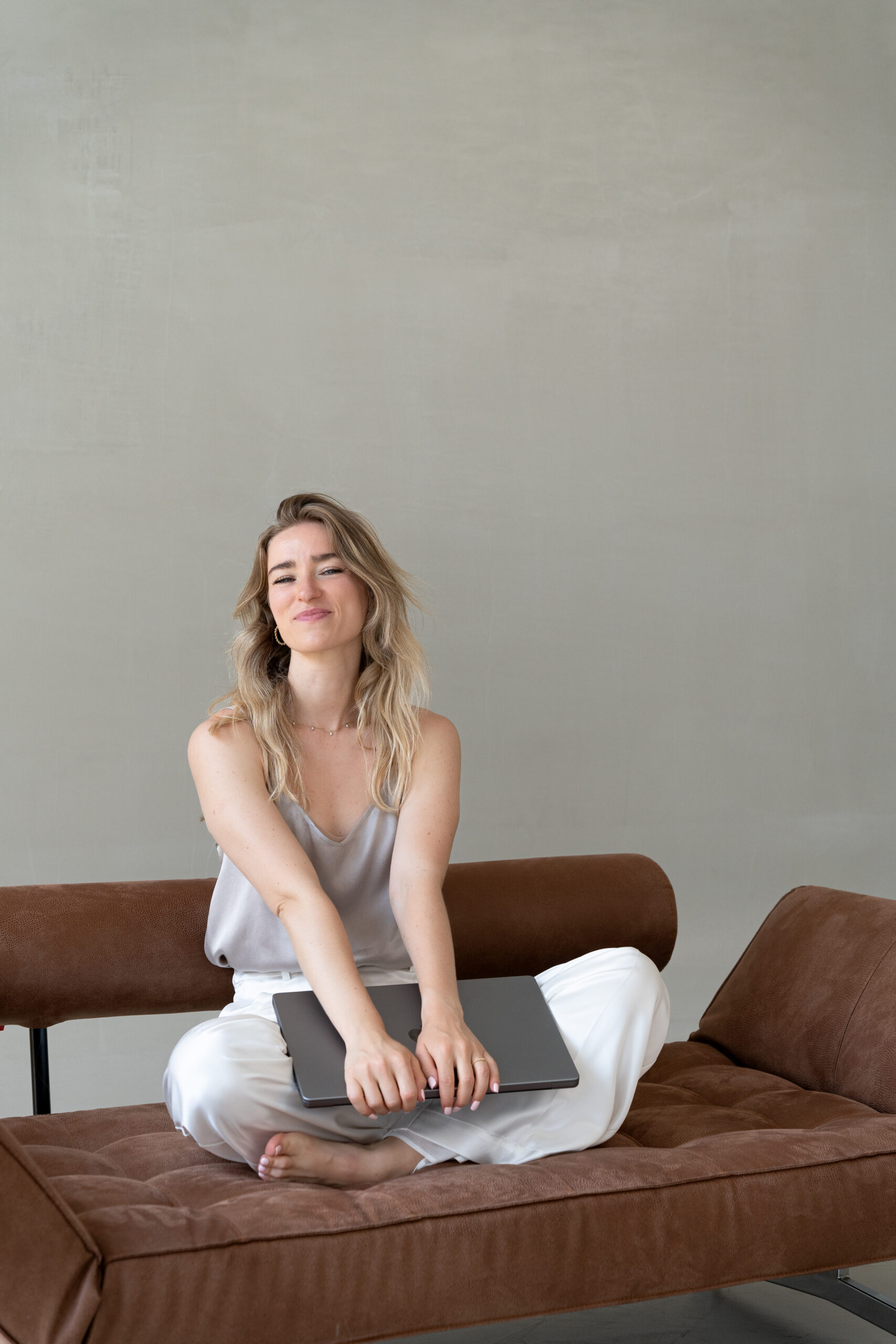 Susanna Niklas Couch Laptop 01