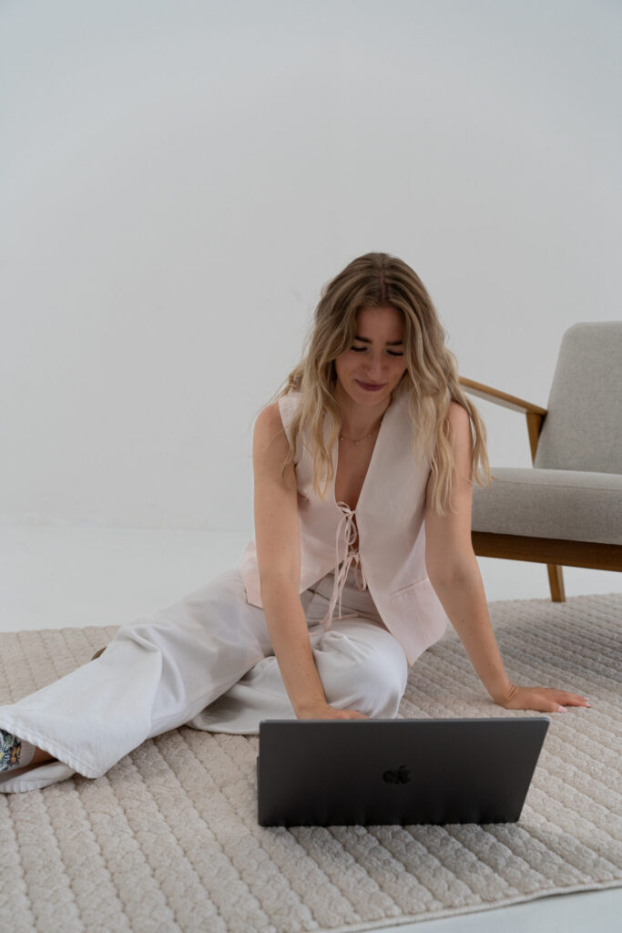 Susanna Niklas am Boden sitzend mit Laptop 01