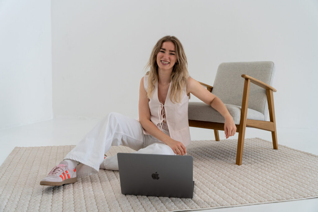 Susanna Niklas am Boden sitzend mit Laptop 02