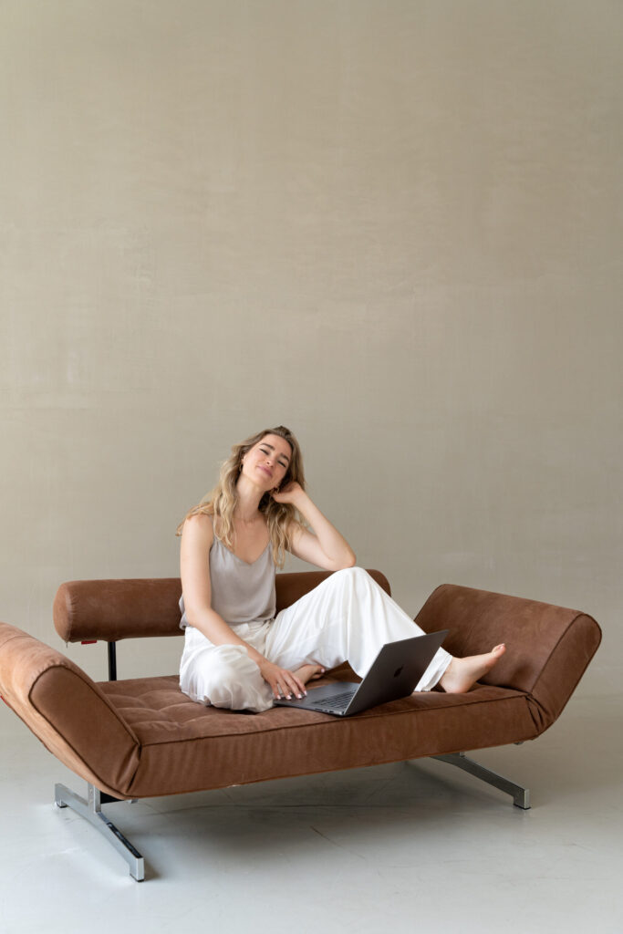 Susanna Niklas auf Sofa mit Laptop 03