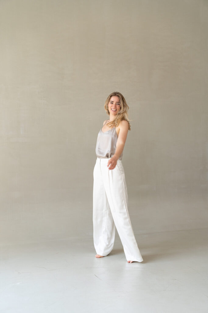 Susanna Niklas vor Wand stehend Barefoot 07