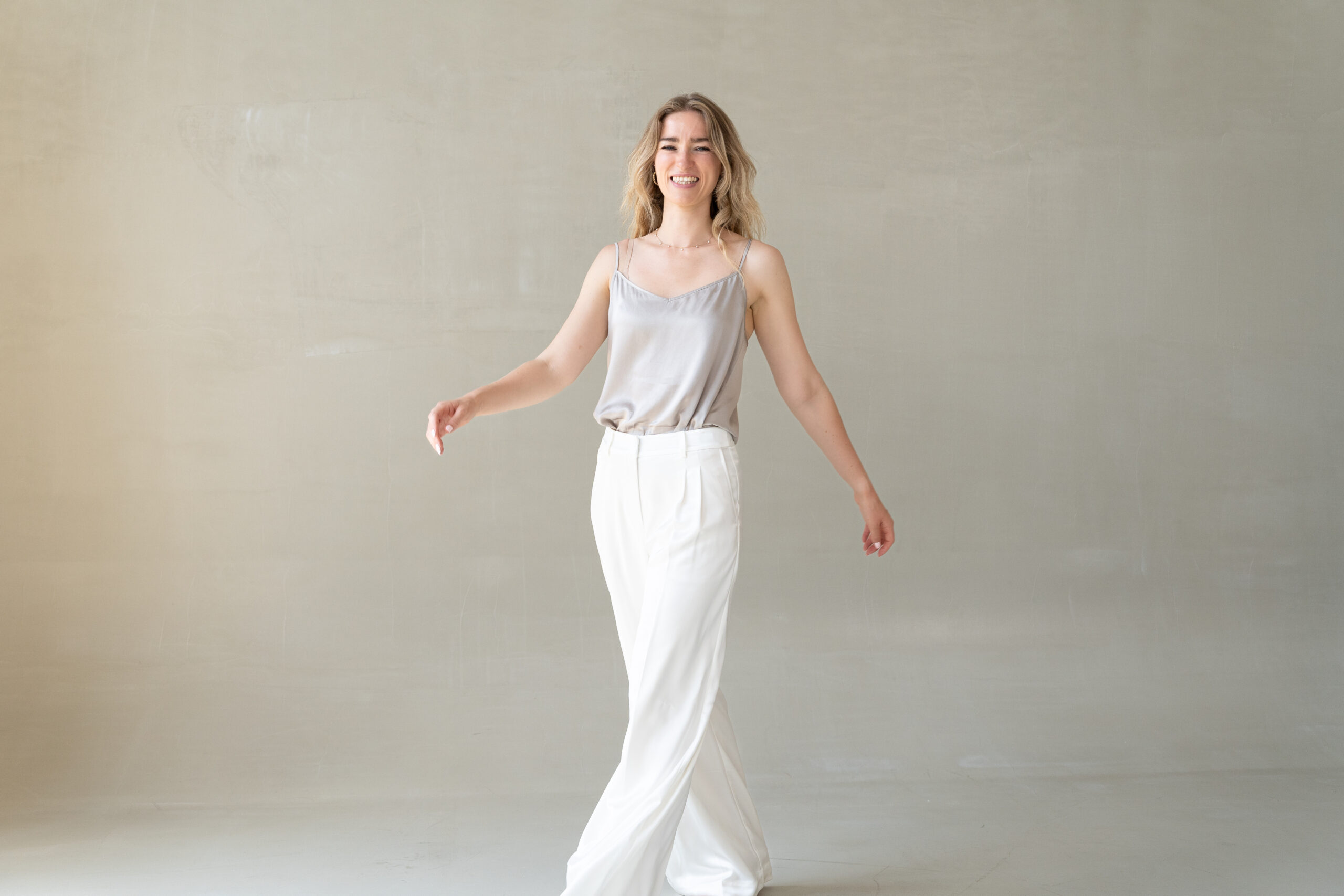 Susanna Niklas vor Wand stehend Barefoot 13