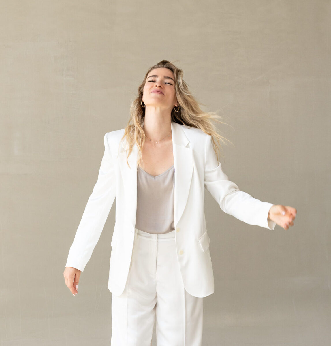 Susanna Niklas vor Wand stehend mit Blazer Barefoot 02 e1751446502704