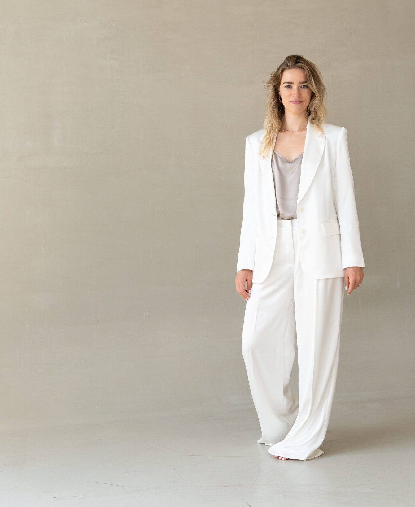 Susanna Niklas vor Wand stehend mit Blazer Barefoot 05 e1751530160320