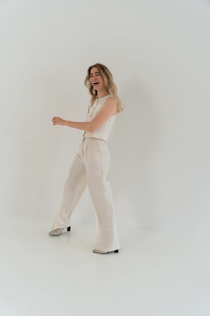 Susanna Niklas weiss Wand in Bewegung 01