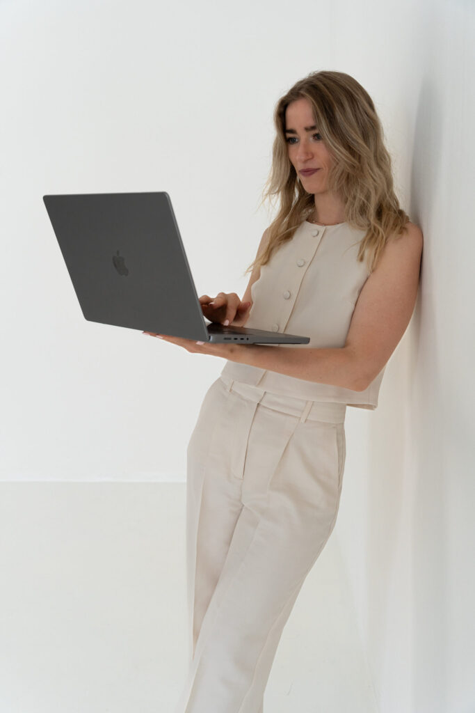 Susanna Niklas vor Wand stehend mit Laptop 03