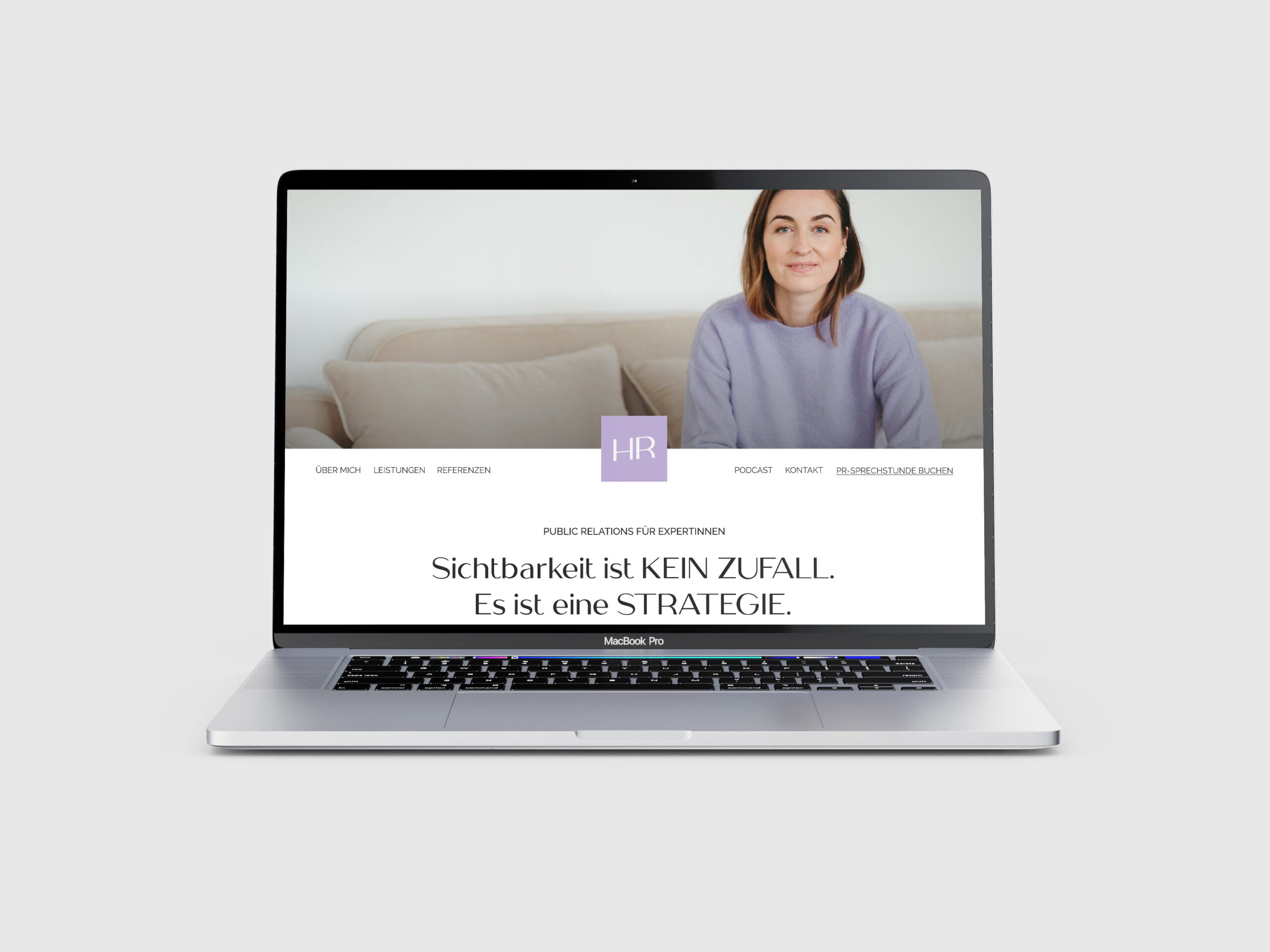 Webdesign Henrike Redecker – Startseite für PR Mentorin auf dem Laptop