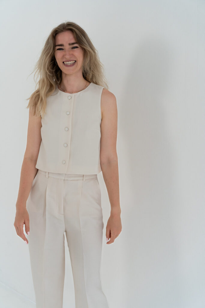 Susanna Niklas vor Wand in Bewegung nah 05